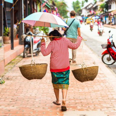 Kadınla bir şehir sokak, Luang Prabang, potalara Laos. Metin için yer kopyalayın