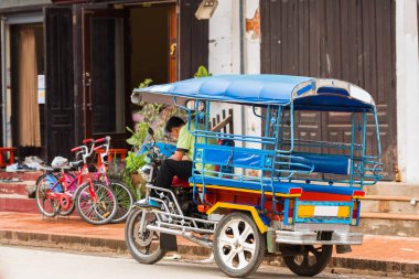 Luang Prabang, Laos - 11 Ocak 2017: Bir şehir sokak araç. Metin için yer kopyalayın