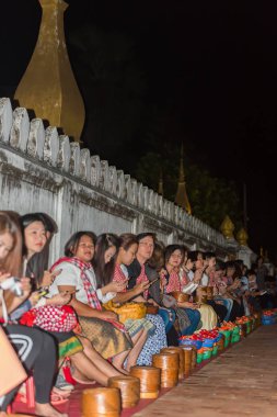 Luang Prabang, Laos - 11 Ocak 2017: rahipler besleme. Ayin Tak yarasa denir. Metin için yer kopyalayın. Dikey