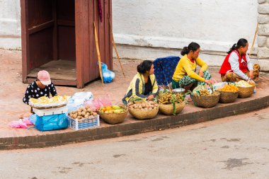Luang Prabang, Laos - 11 Ocak 2017: Kadınlar meyve şehir sokak satmak. Metin için yer kopyalayın