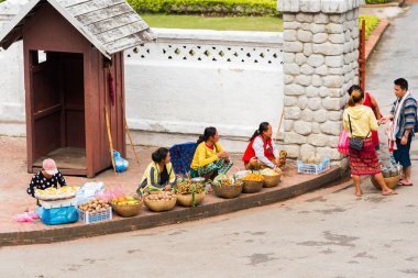 Luang Prabang, Laos - 11 Ocak 2017: Kadınlar meyve şehir sokak satmak. Metin için yer kopyalayın