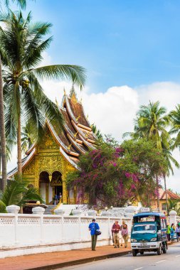 Luang Prabang, Laos - 11 Ocak 2017: Wat Siengthon tapınakta görünümü. Metin için yer kopyalayın. Dikey.