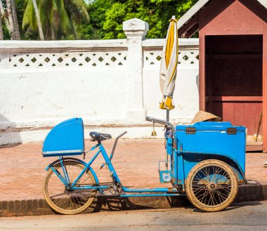 Mavi Bisiklet üzerinde bir şehir sokak, Luang Prabang, Laos. Yakın çekim. Metin için yer kopyalayın