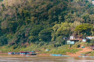 Luang Prabang, Laos - 11 Ocak 2017: Görünüm manzara nehir Nam Khan. Metin için yer kopyalayın