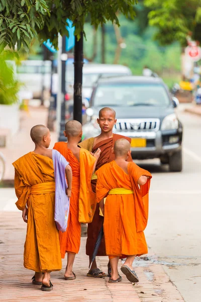 Luang Prabang Laos Enero 2017 Monjes Una Calle Ciudad Vertical — Foto de Stock