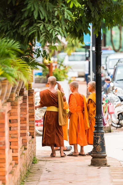 Luang Prabang Laos Enero 2017 Monjes Una Calle Ciudad Copia — Foto de Stock