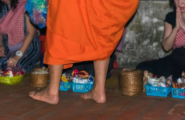 Luang Prabang Laos Janeiro 2017 Pés Dos Monges Perto Alimentar — Fotografia de Stock
