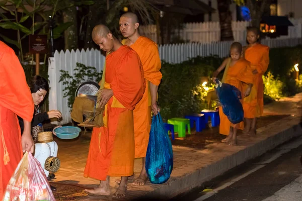 Luang Prabang Laos Januari 2017 Het Voeden Van Monniken Het — Stockfoto