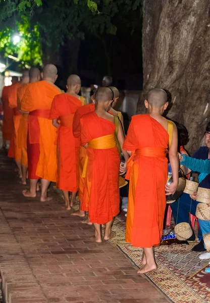 ルアンパバーン ラオス 2017 僧侶の餌 儀式は 徳のバットと呼ばれます 垂直方向 コピーのテキストのための領域 — ストック写真
