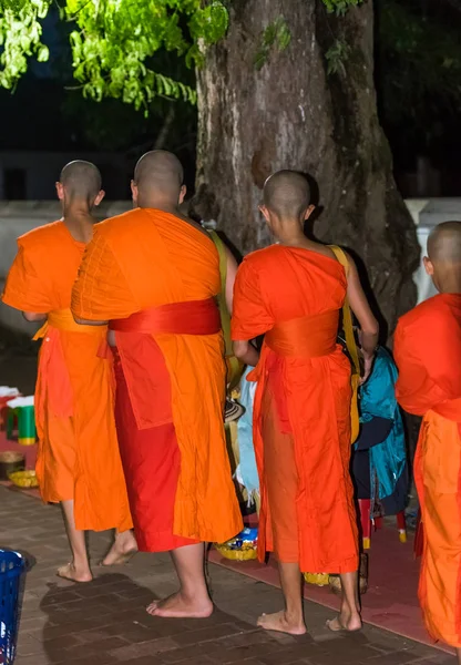 Nutrire Monaci Rituale Chiama Tak Bat Luang Prabang Laos Verticale — Foto Stock