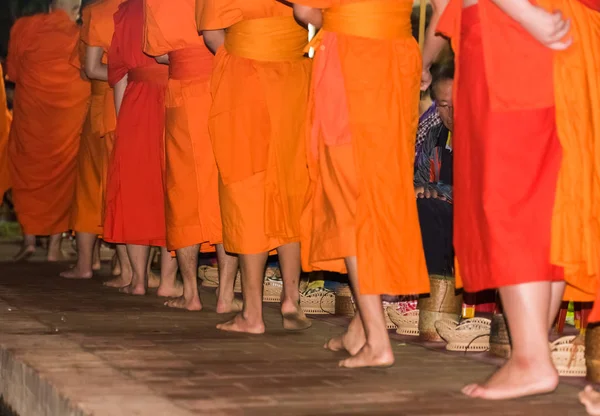 Luang Prabang Laos Janeiro 2017 Pés Dos Monges Perto Alimentar — Fotografia de Stock