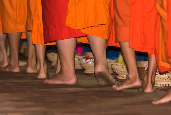 Los Pies Los Monjes Cerca Alimentando Los Monjes Ritual Llama — Foto de Stock