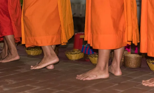 Pés Dos Monges Aproximam Alimentar Monges Ritual Chama Tak Bat — Fotografia de Stock