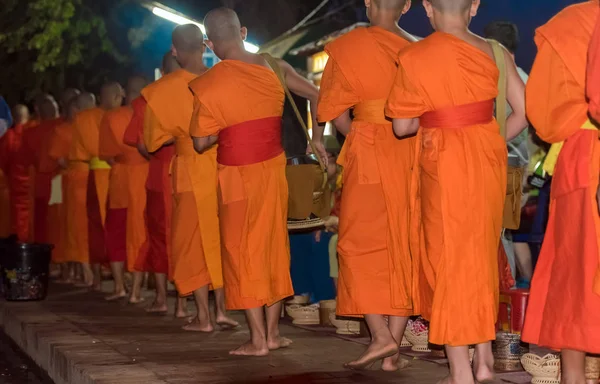 Luang Prabang Laos Janeiro 2017 Alimentando Monges Ritual Chama Tak — Fotografia de Stock