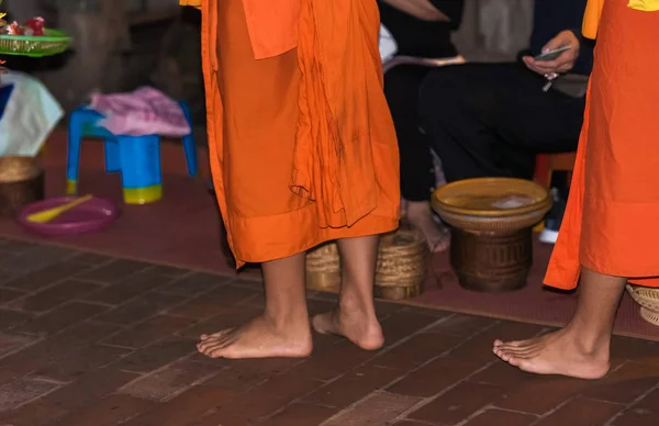 Los Pies Los Monjes Cerca Alimentando Los Monjes Ritual Llama —  Fotos de Stock