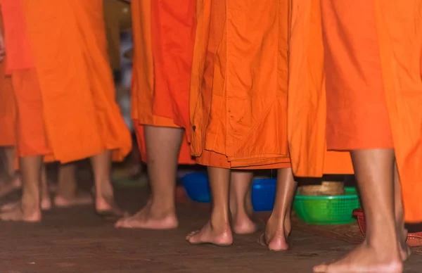 Fötterna Monksna Närbild Utfodring Munkarna Ritualen Kallas Tak Bat Luang — Stockfoto