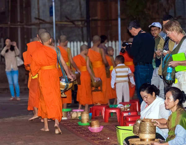 Luang Prabang Laos Enero 2017 Alimentar Los Monjes Ritual Llama —  Fotos de Stock