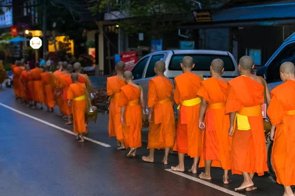 Alimentando Los Monjes Ritual Llama Tak Bat Luang Prabang Laos — Foto de Stock