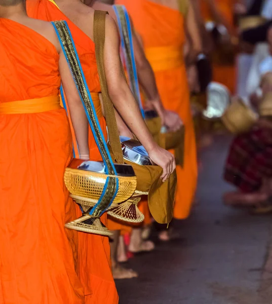 Alimentar Monges Ritual Chama Tak Bat Luang Prabang Laos Close — Fotografia de Stock