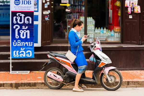 Луанг Прабанг Лаос Января 2017 Года Женщина Мопеде Городской Улице — стоковое фото