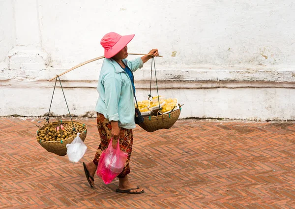 Luang Prabang Laos Janvier 2017 Femme Avec Des Paniers Dans — Photo