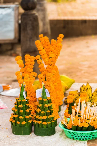 Sprzedaż Ofiarne Dary Bananów Liści Kwiatów Luang Prabang Laos Szczelnie — Zdjęcie stockowe