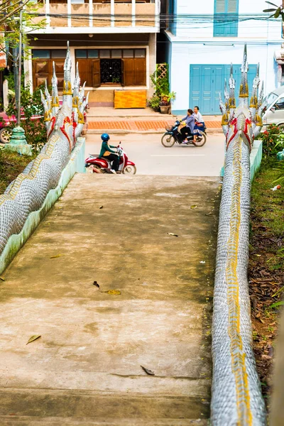 Луанг Прабанг Лаос Січня 2017 Дракон Скульптури Міській Вулиці Вертикальна — стокове фото