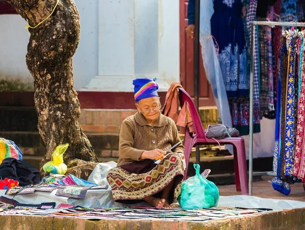 Luang Prabang Laos Janvier 2017 Une Femme Âgée Vend Tissu — Photo