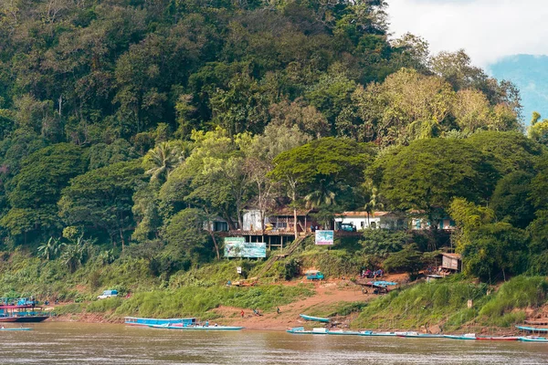 Luang Prabang, Laos - 11 Ocak 2017: Görünüm manzara nehir Nam Khan. Metin için yer kopyalayın