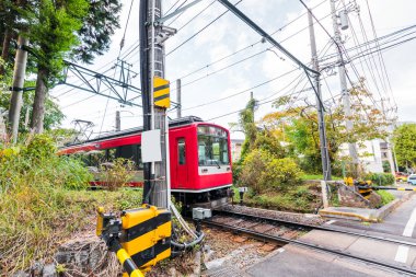 Görünümü kırmızı tren, Hakone, Japonya ve demiryolunun. Metin için yer kopyalayın