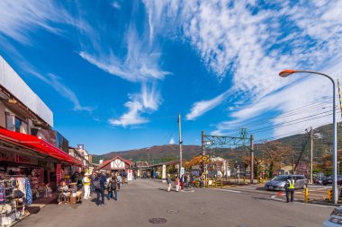 Hakone, Japonya - 5 Kasım 2017: Görünümü demiryolu ve şehrin sokak. Metin için yer kopyalayın