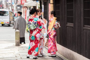 Kyoto, Japonya - 7 Kasım 2017: Kızlarda bir kimono bir şehir sokak üzerinde. Metin için yer kopyalayın. Arkadan görünüm 