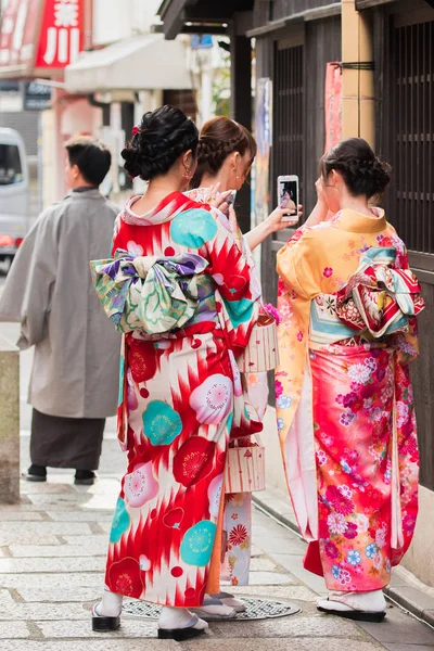 Kyoto Japan November 2017 Girls Kimono City Street Vertical Back — Stock Photo, Image