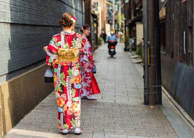 Kyoto, Japonya - 7 Kasım 2017: Kızlarda bir kimono bir şehir sokak üzerinde. Metin için yer kopyalayın