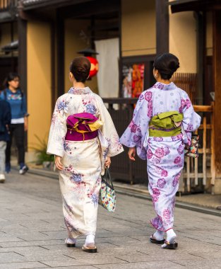 Bir kimono bir şehir sokak, Kyoto, Japonya kızlar. Metin için yer kopyalayın