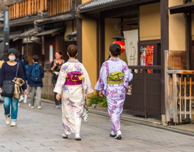 Kyoto, Japonya - 7 Kasım 2017: Kızlarda bir kimono bir şehir sokak üzerinde. Metin için yer kopyalayın