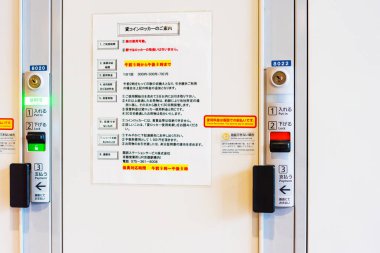 Kyoto, Japonya - 7 Kasım 2017: Bagaj Muhafazası istasyonunda. Metin için yer kopyalayın
