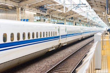 Beyaz tren Kyoto, Japonya için tren istasyonunda. Metin için yer kopyalayın