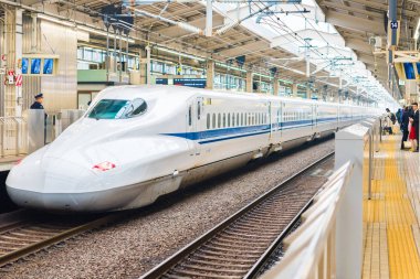 Kyoto, Japonya - 7 Kasım 2017: Beyaz tren tren istasyonunda. Metin için yer kopyalayın