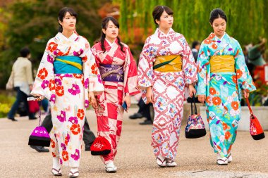 Kyoto, Japonya - 7 Kasım 2017: Grup bir kimono bir şehir sokak kızı. Yakın çekim