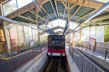 Hakone, Japonya - 5 Kasım 2017: Kırmızı tren tren istasyonunda bir bakış. Metin için yer kopyalayın