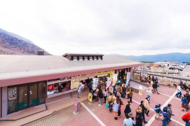 Hakone, Japonya - 5 Kasım 2017: Bir grup insan sıraya bekliyoruz. Metin için yer kopyalayın. Üstten görünüm