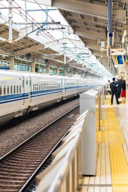 Kyoto, Japonya için tren istasyonu görünümünü. Metin için yer kopyalayın. Dikey