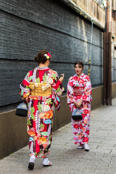 Kyoto Japán 2017 November Lányok Kimonó Város Egy Utcáján Függőleges — Stock Fotó