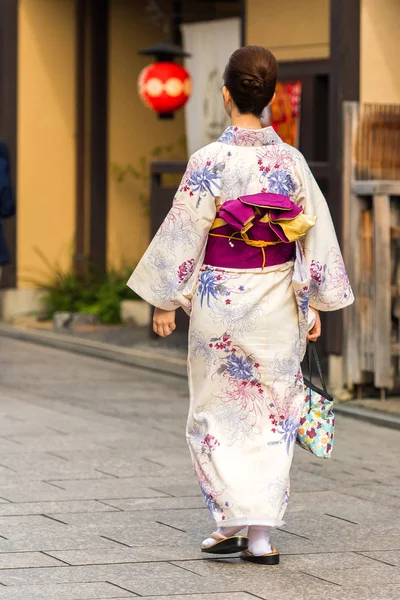 Девушка Кимоно Городской Улице Киото Япония Вертикали Копирование Текста — стоковое фото