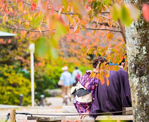 Una Coppia Amorevole Kimono Siede Una Panchina Kyoto Giappone Copia — Foto Stock