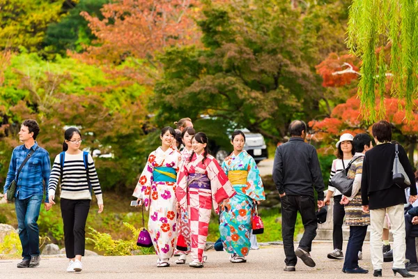 Kyoto Japonia Listopada 2017 Grupa Dziewcząt Kimono Danej Ulicy Miasta — Zdjęcie stockowe