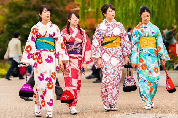 Kyoto Japão Novembro 2017 Grupo Meninas Quimono Uma Rua Cidade — Fotografia de Stock