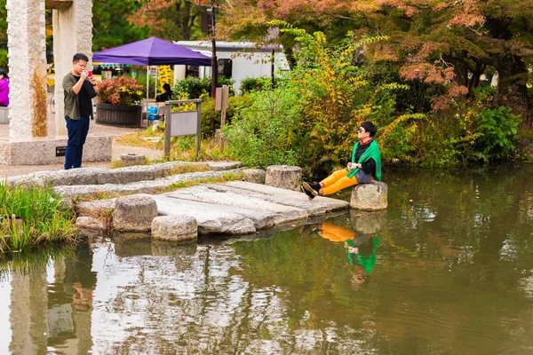 Kyoto Giappone Novembre 2017 Una Ragazza Una Pietra Vicino Uno — Foto Stock