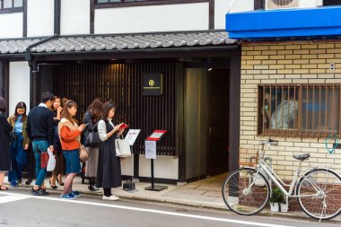 Kyoto, Japonya - 7 Kasım 2017: İnsanlara yakın bir şehir sokak binada. Metin için yer kopyalayın